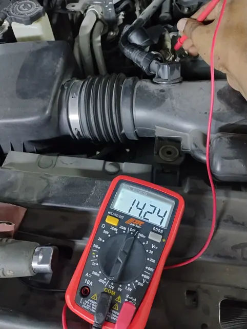 Checking a sensor circuit with a multimeter